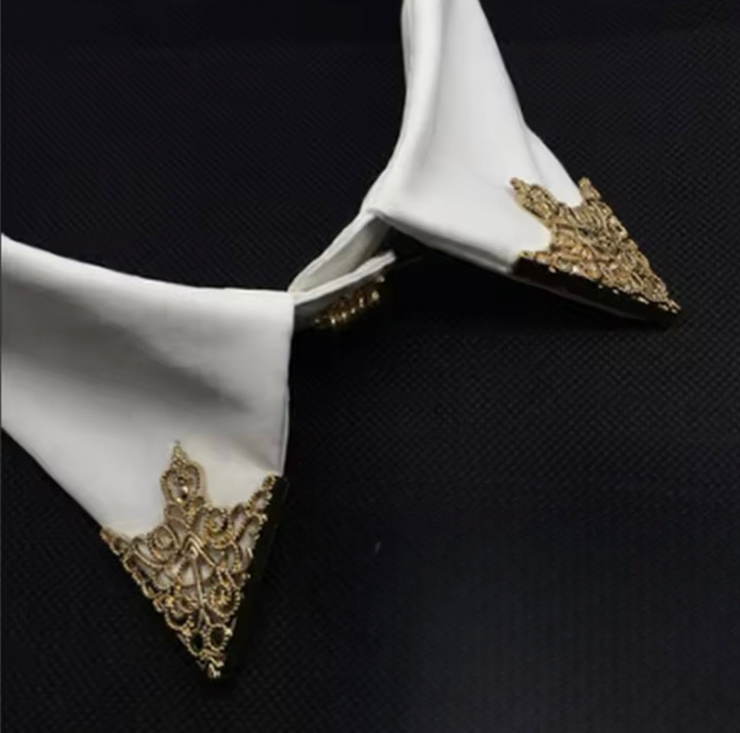 Filigree Shirt Collar Brooch in Gold