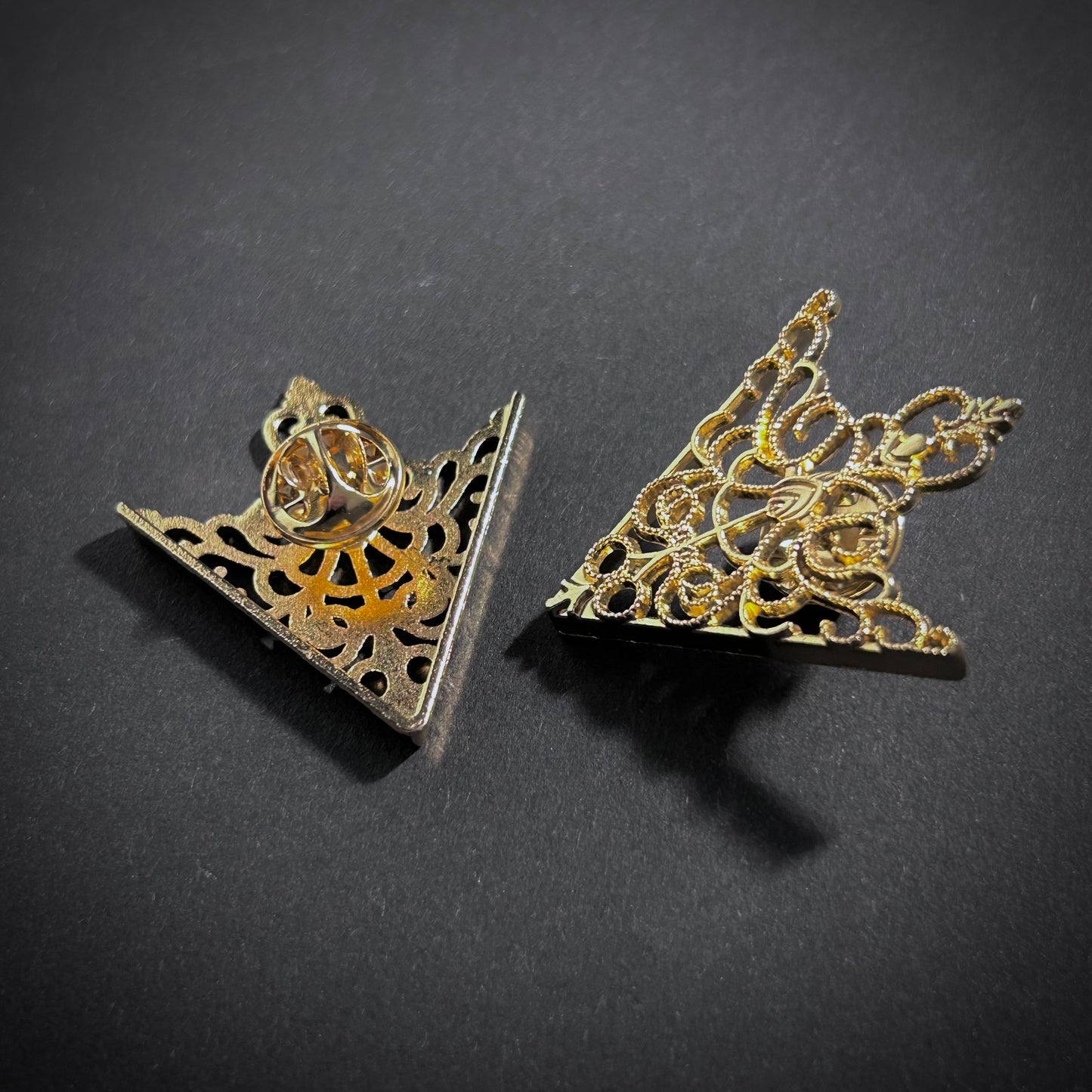 Filigree Shirt Collar Brooch in Gold