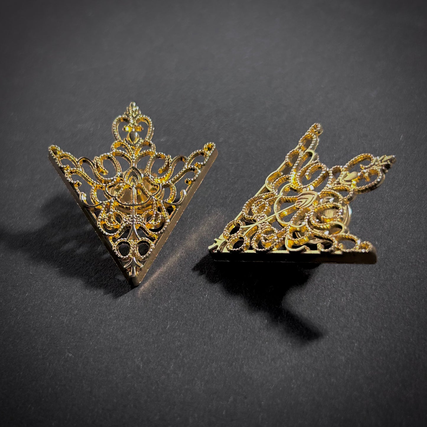 Filigree Shirt Collar Brooch in Gold