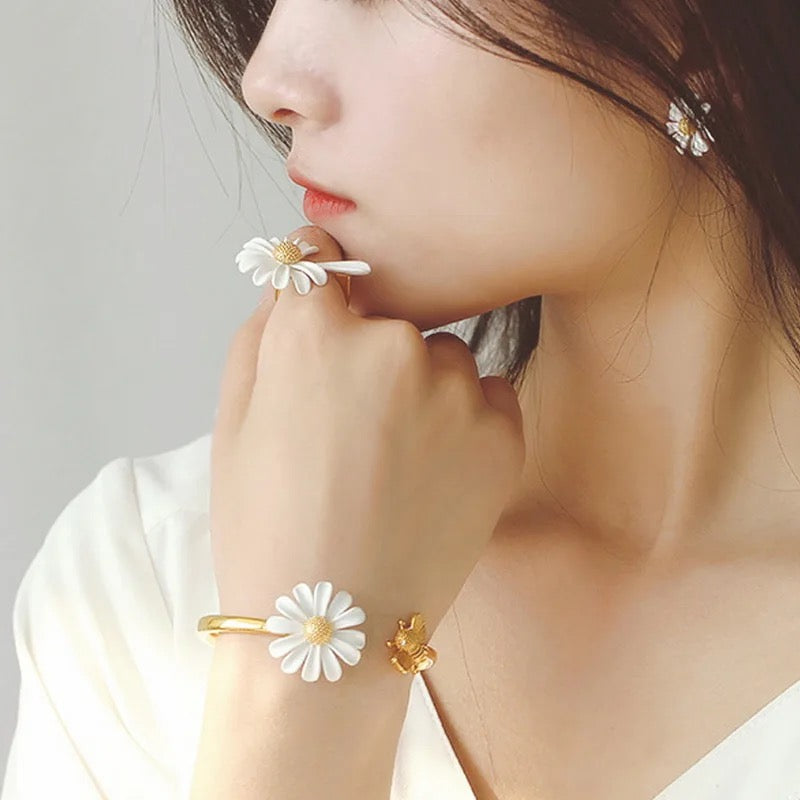 Daisy Flower Adjustable Ring in White & Gold with Falling Petal