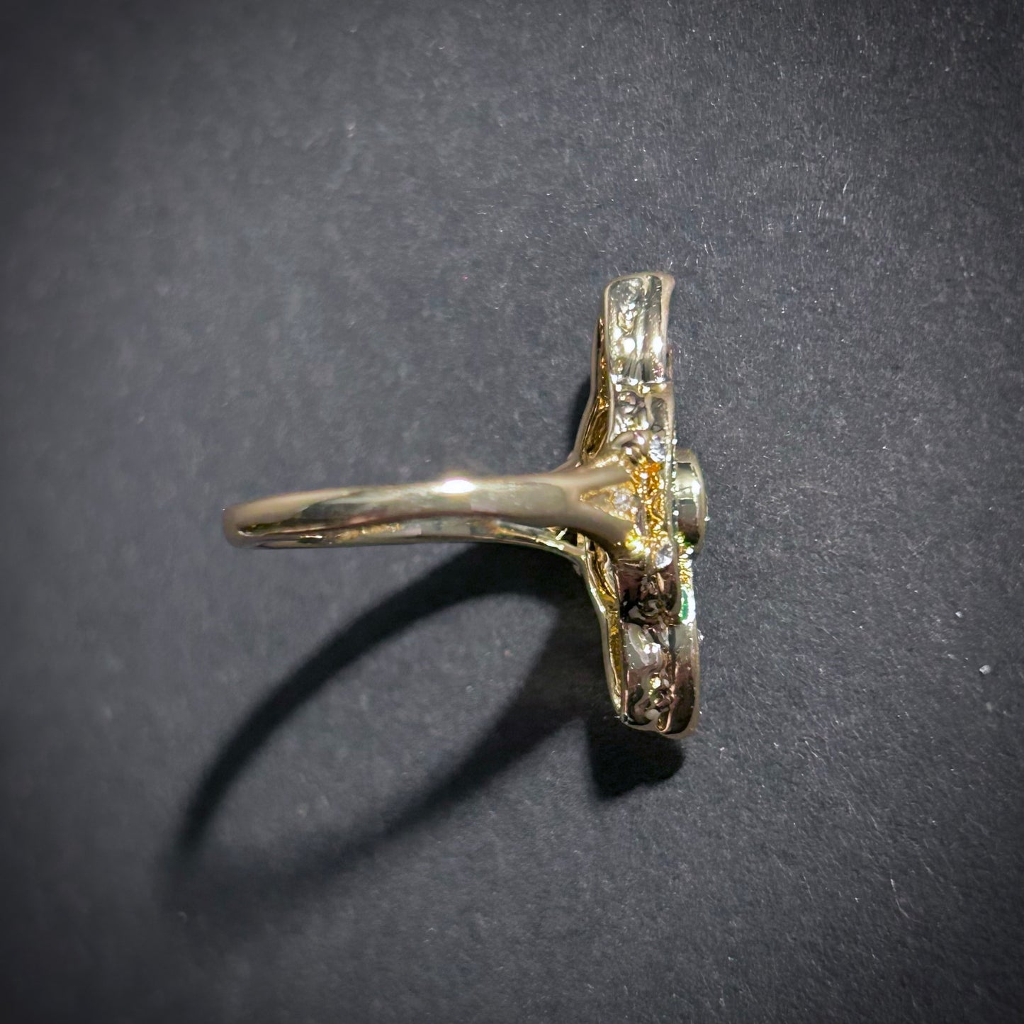 Art Deco Geometrical Swirl Emerald & Clear Gold Ring