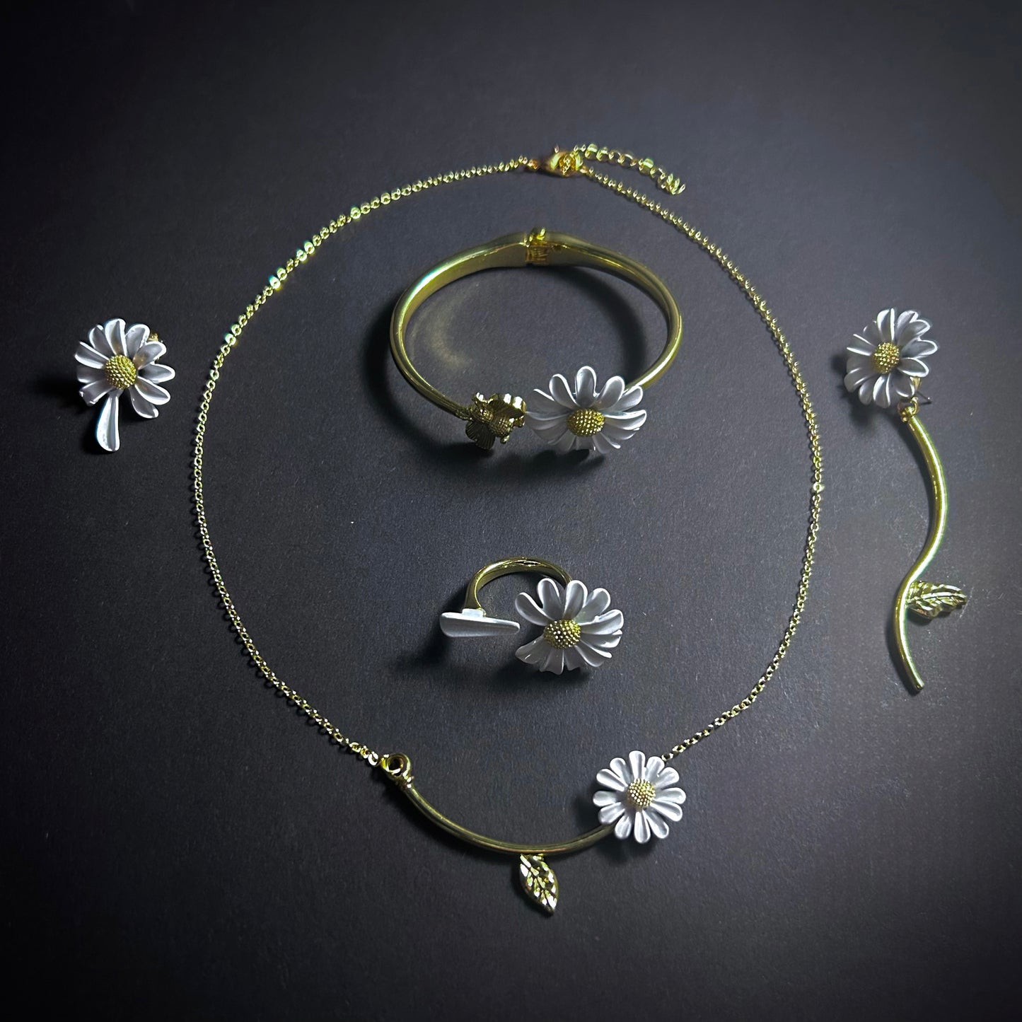 Daisy Flower Jewellery Set in White & Gold